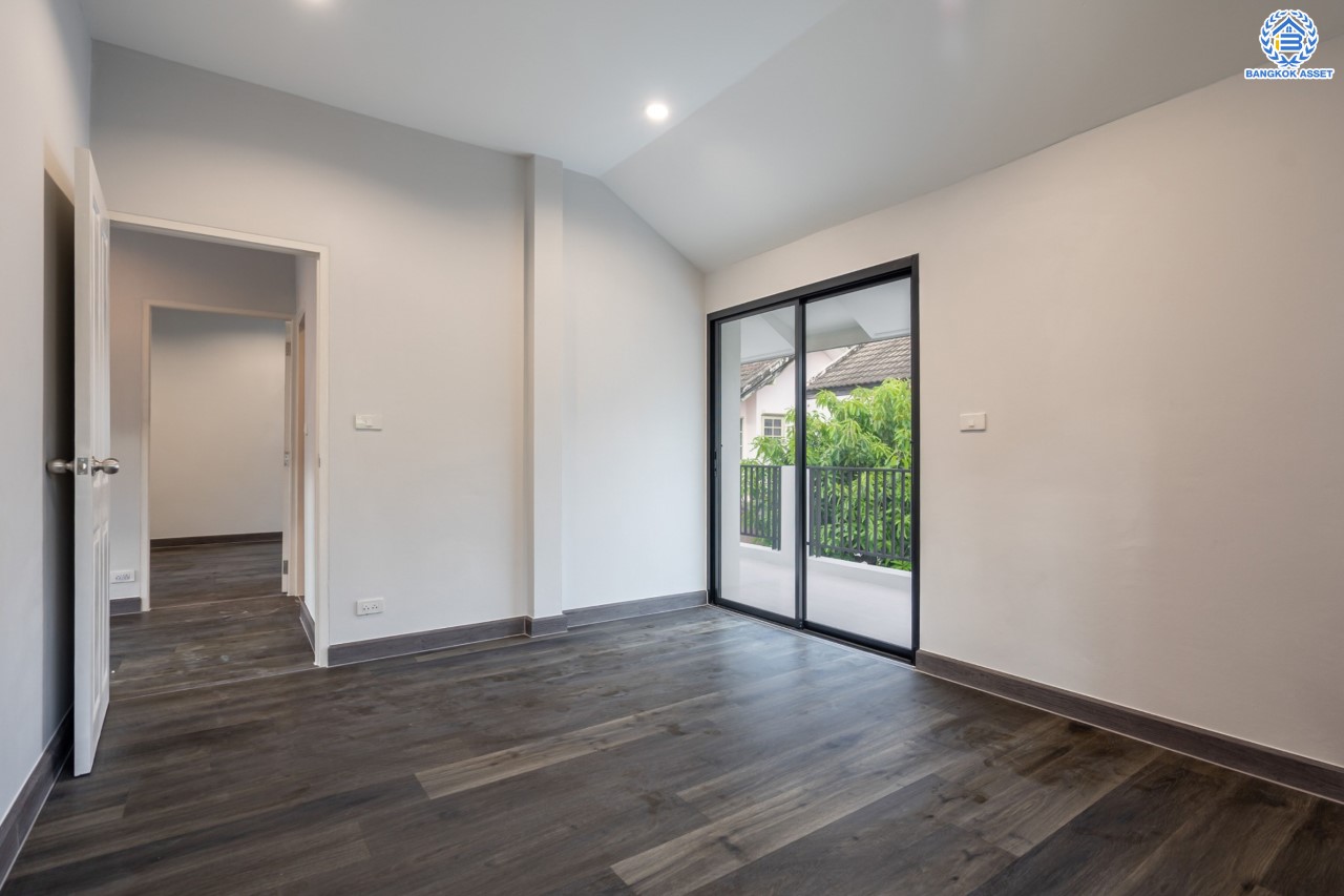 บ้านมือสองตกแต่งใหม่ ม.กฤษดานคร แจ้งวัฒนะ เนื้อที่ 63 ตร.ว. ฟังก์ชันจัดเต็ม 3 ห้องนอน 2 ห้องน้ำ 1 ห้องอเนกประสงค์ จอดรถได้ 2 คัน ดีไซน์ Classic บนทำเลศักยภาพ เชื่อมต่อหลายเส้นทาง ใกล้ทางด่วนแจ้งวัฒนะ, เซ็นทรัลแจ้งวัฒนะ และรถไฟฟ้าสายสีชมพู "สถานีแจ้งวัฒนะ-ปากเกร็ด 28"